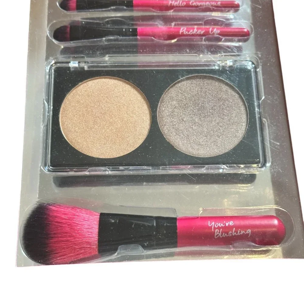 Circus by Sam Edelman 2 High Intensity Eyeshadows & 3‎ Cosmetic Brushes Kit